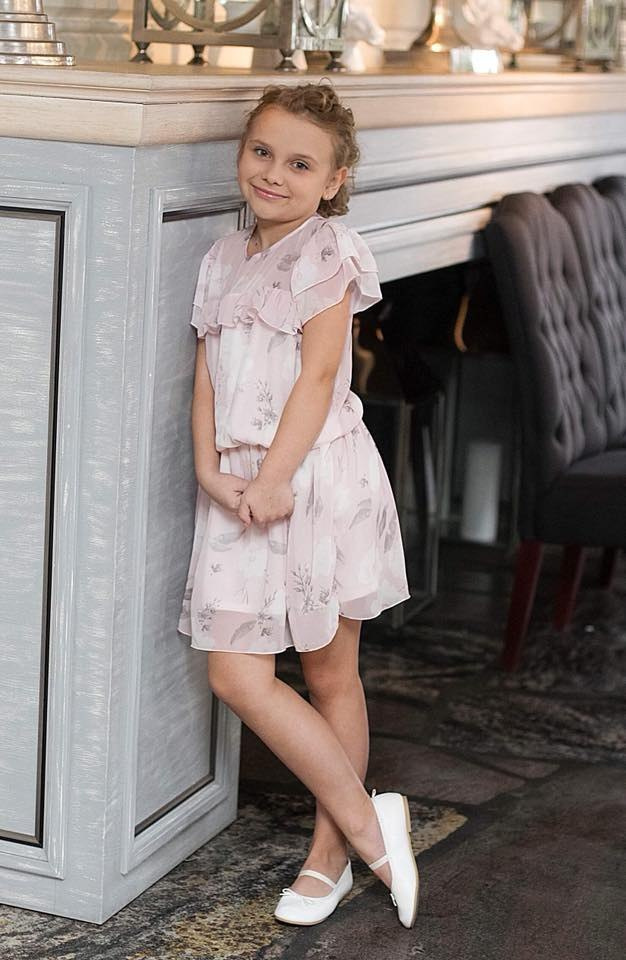 Elegancka, zwiewna sukienka Mela, szyfon i falbanka (pastelowy róż) Elegancka, zwiewna sukienka Mela, szyfon i falbanka (pastelowy róż)
