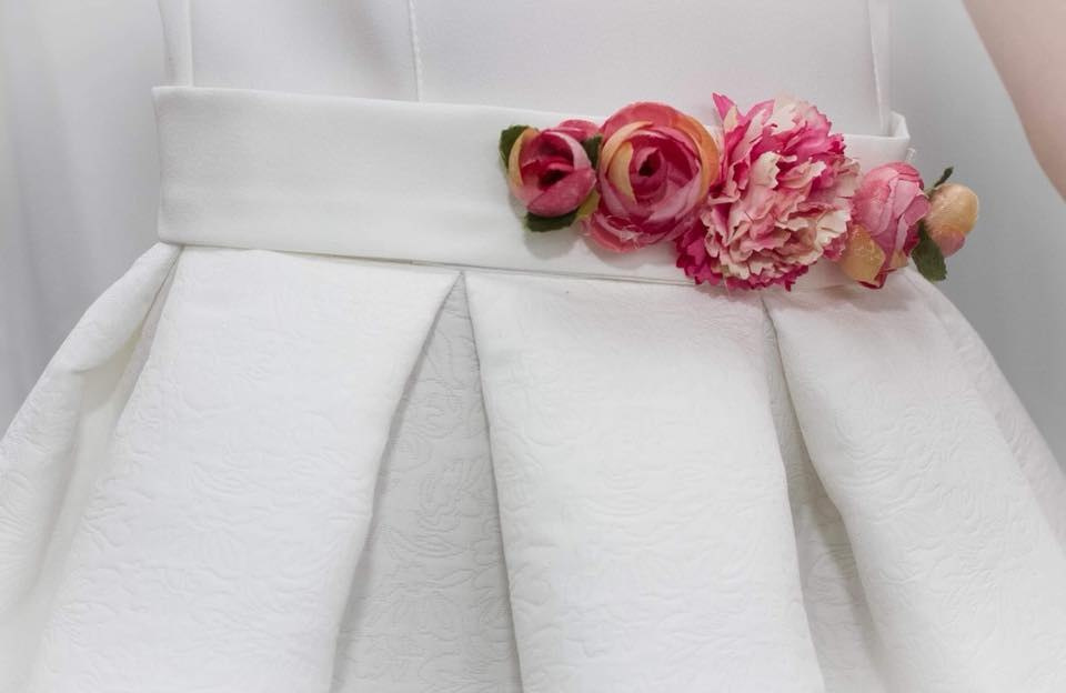 Elegancka, rozkloszowana sukienka Tosia z bolerkiem (ecrue) Elegancka, rozkloszowana sukienka Tosia z bolerkiem (ecrue)