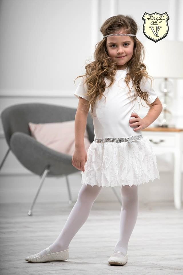 Elegancka sukienka ecrue z pionowymi falbankami i srebrnym paskiem Elegancka sukienka ecrue z pionowymi falbankami i srebrnym paskiem