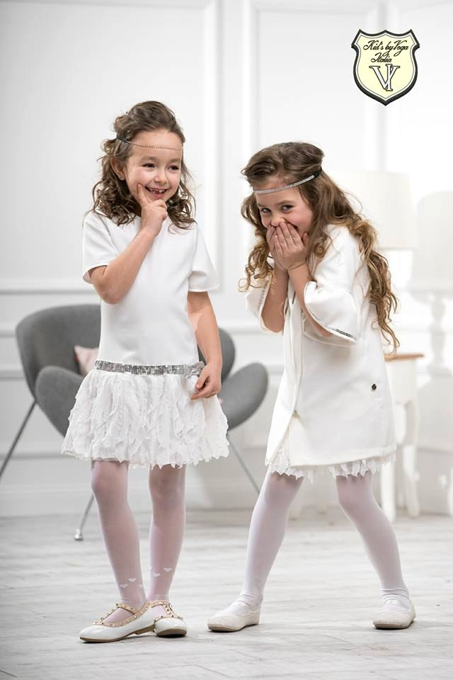 Elegancka sukienka ecrue z pionowymi falbankami i srebrnym paskiem Elegancka sukienka ecrue z pionowymi falbankami i srebrnym paskiem