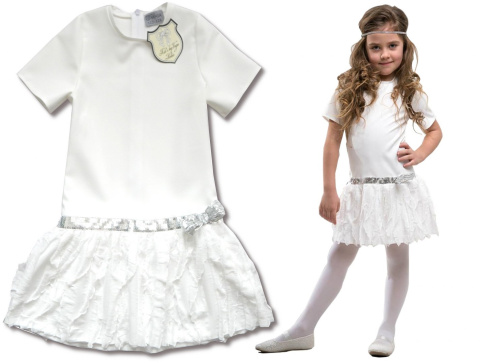 Elegancka sukienka ecrue z pionowymi falbankami i srebrnym paskiem Elegancka sukienka ecrue z pionowymi falbankami i srebrnym paskiem