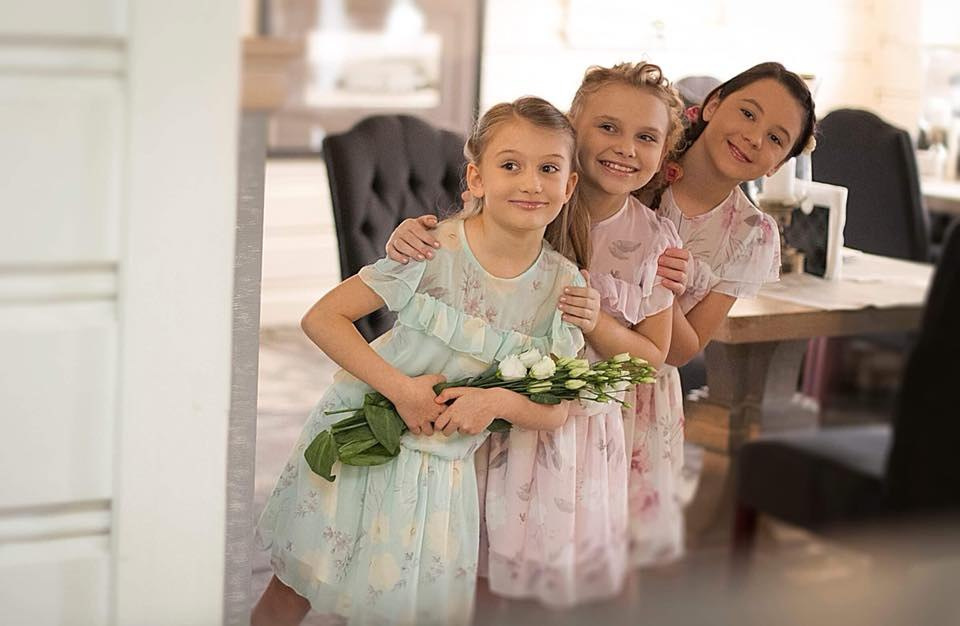 Elegancka, zwiewna sukienka Mela, szyfon i falbanka (pastelowy róż) Elegancka, zwiewna sukienka Mela, szyfon i falbanka (pastelowy róż)