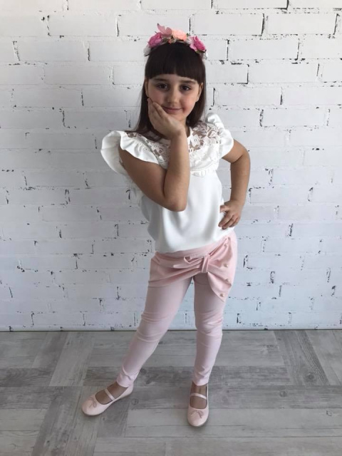 Elegancki komplet: bluzka z koronką oraz spodnie z kokardą i perełkami Elegancki komplet: bluzka z koronką oraz spodnie z kokardą i perełkami