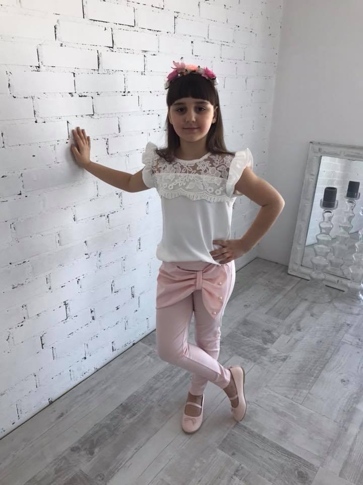 Elegancki komplet: bluzka z koronką oraz spodnie z kokardą i perełkami Elegancki komplet: bluzka z koronką oraz spodnie z kokardą i perełkami