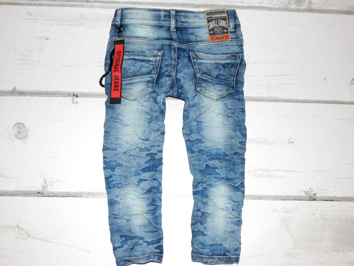 Spodnie jeans moro z przetarciami i brelokiem Spodnie jeans moro z przetarciami i brelokiem