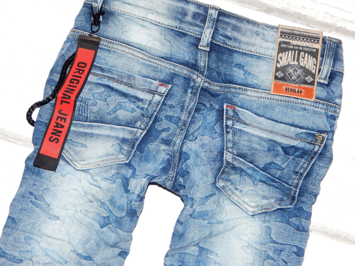 Spodnie jeans moro z przetarciami i brelokiem Spodnie jeans moro z przetarciami i brelokiem