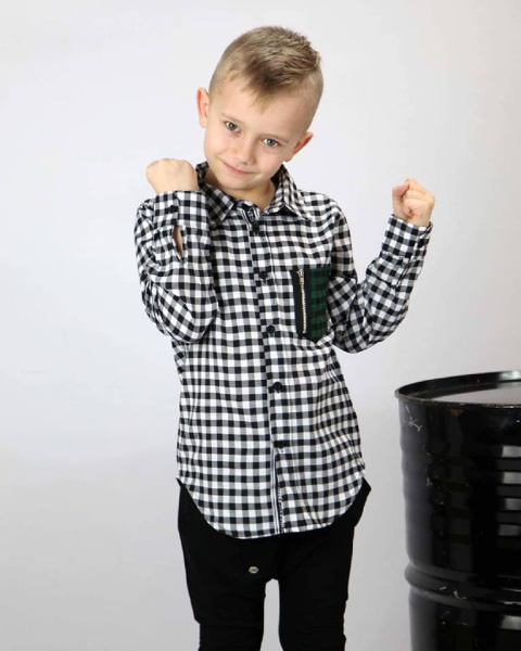 Sportowo elegancka koszula w kratę z dekoracyjną kieszonką, taśmą i roll-upem na rękawach Sportowo elegancka koszula w kratę z dekoracyjną kieszonką, taśmą i roll-upem na rękawach