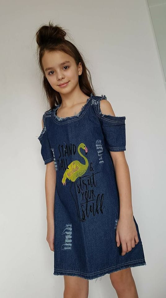 Sukienka jeansowa FLAMING z wycięciami na ramionach (ciemny jeans) Sukienka jeansowa FLAMING z wycięciami na ramionach (ciemny jeans)
