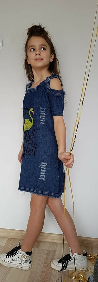 Sukienka jeansowa FLAMING z wycięciami na ramionach (ciemny jeans) Sukienka jeansowa FLAMING z wycięciami na ramionach (ciemny jeans)