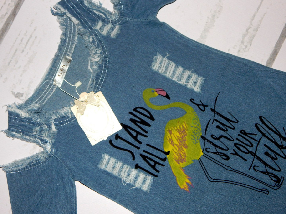 Sukienka jeansowa FLAMING z wycięciami na ramionach (jasny jeans) Sukienka jeansowa FLAMING z wycięciami na ramionach (jasny jeans)
