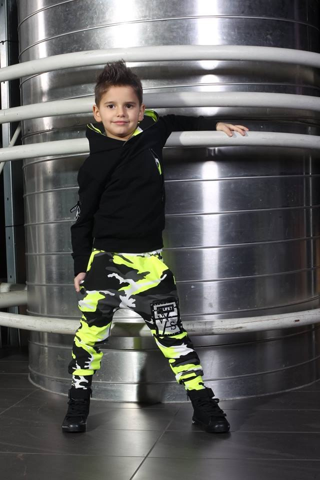 Komplet: bluza z kapturem i spodnie moro neon ze skórkową naszywką Komplet: bluza z kapturem i spodnie moro neon ze skórkową naszywką