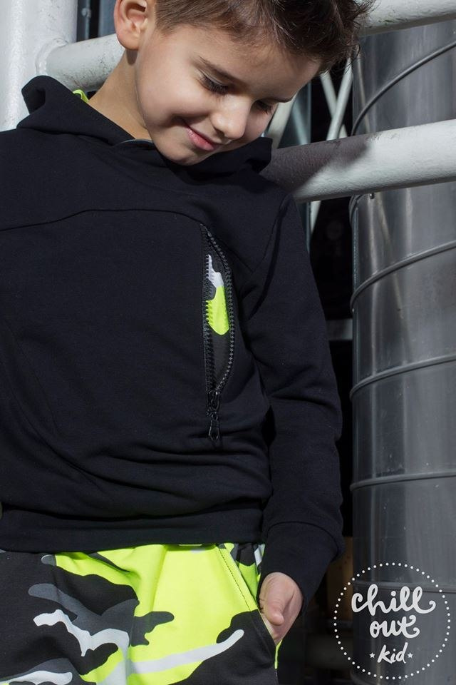 Komplet: bluza z kapturem i spodnie moro neon ze skórkową naszywką Komplet: bluza z kapturem i spodnie moro neon ze skórkową naszywką