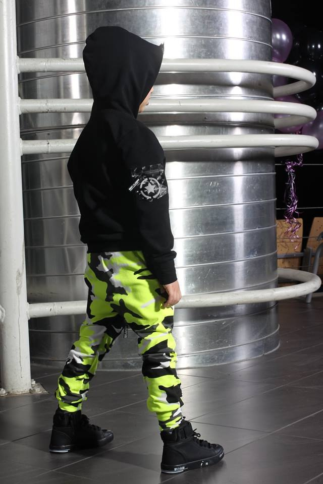 Komplet: bluza z kapturem i spodnie moro neon ze skórkową naszywką Komplet: bluza z kapturem i spodnie moro neon ze skórkową naszywką