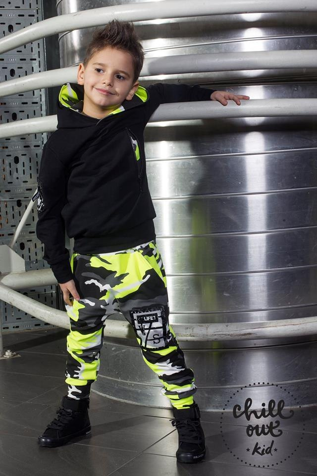 Komplet: bluza z kapturem i spodnie moro neon ze skórkową naszywką Komplet: bluza z kapturem i spodnie moro neon ze skórkową naszywką