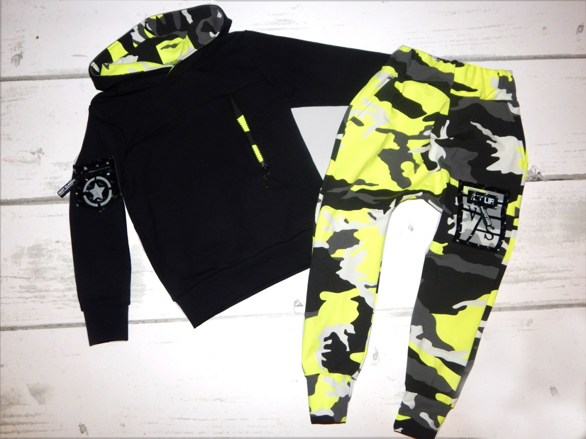 Komplet: bluza z kapturem i spodnie moro neon ze skórkową naszywką Komplet: bluza z kapturem i spodnie moro neon ze skórkową naszywką