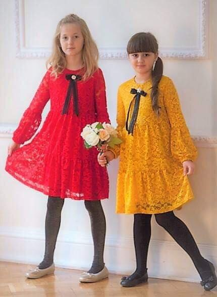 Elegant lace dress with detachable brooch Elegant lace dress with detachable brooch