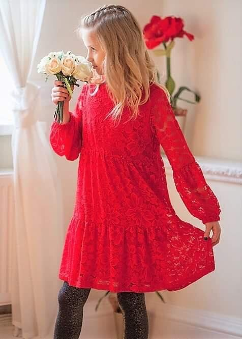 Elegant lace dress with detachable brooch Elegant lace dress with detachable brooch