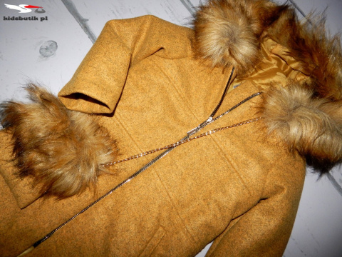 An elegant winter coat with fur An elegant winter coat with fur