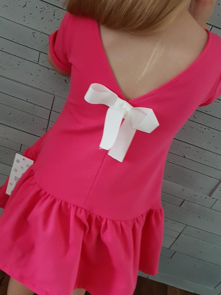 Dress LOL on the screen with a v-neck on the back Dress LOL on the screen with a v-neck on the back