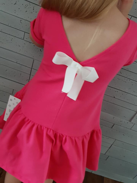 Dress LOL on the screen with a v-neck on the back Dress LOL on the screen with a v-neck on the back