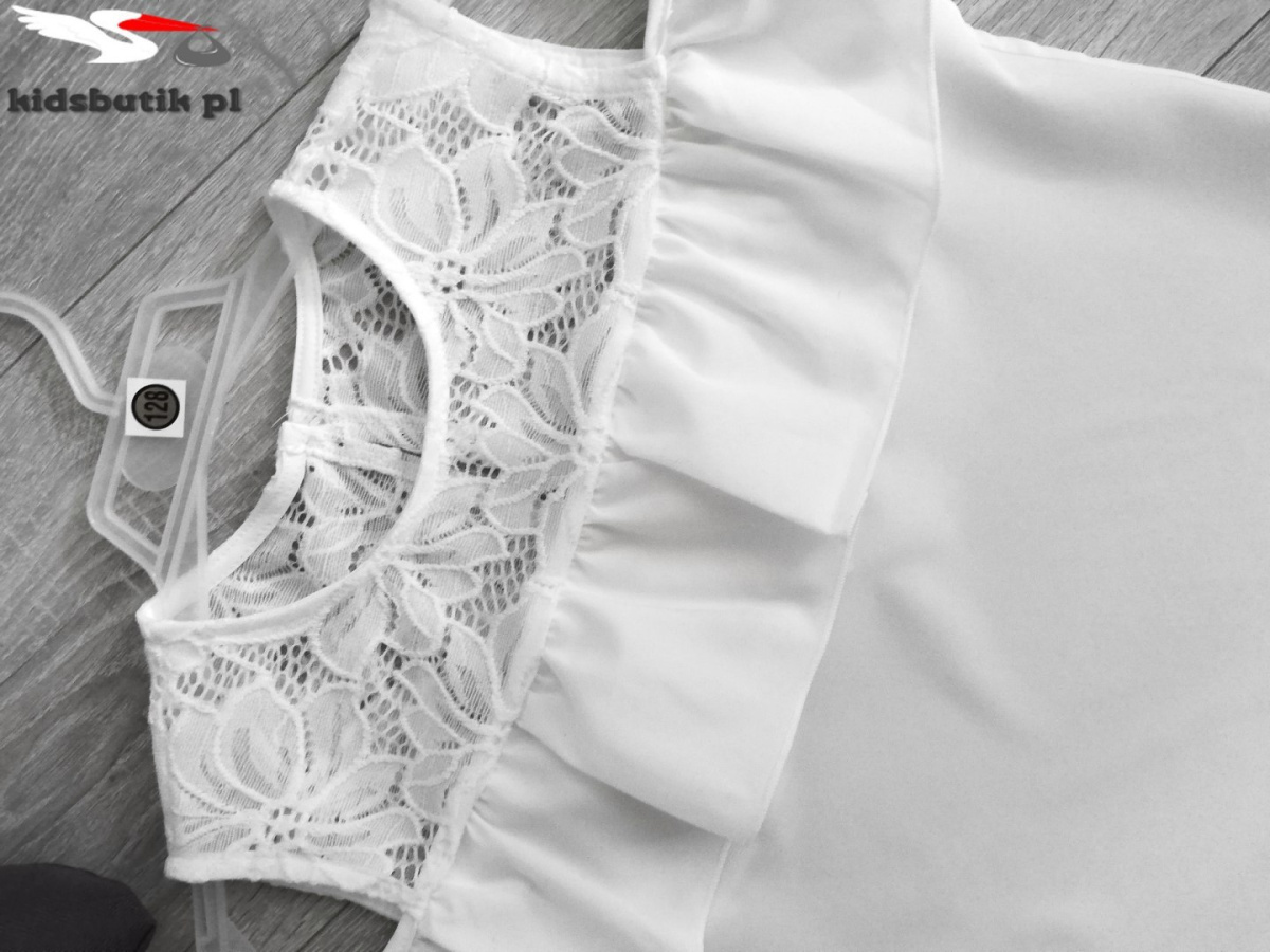 Elegant Spanish blouse with lace and frilled skirt Elegant Spanish blouse with lace and frilled skirt