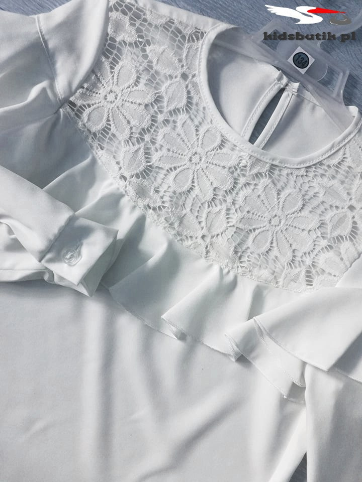 Elegant Spanish blouse with lace and frilled skirt Elegant Spanish blouse with lace and frilled skirt