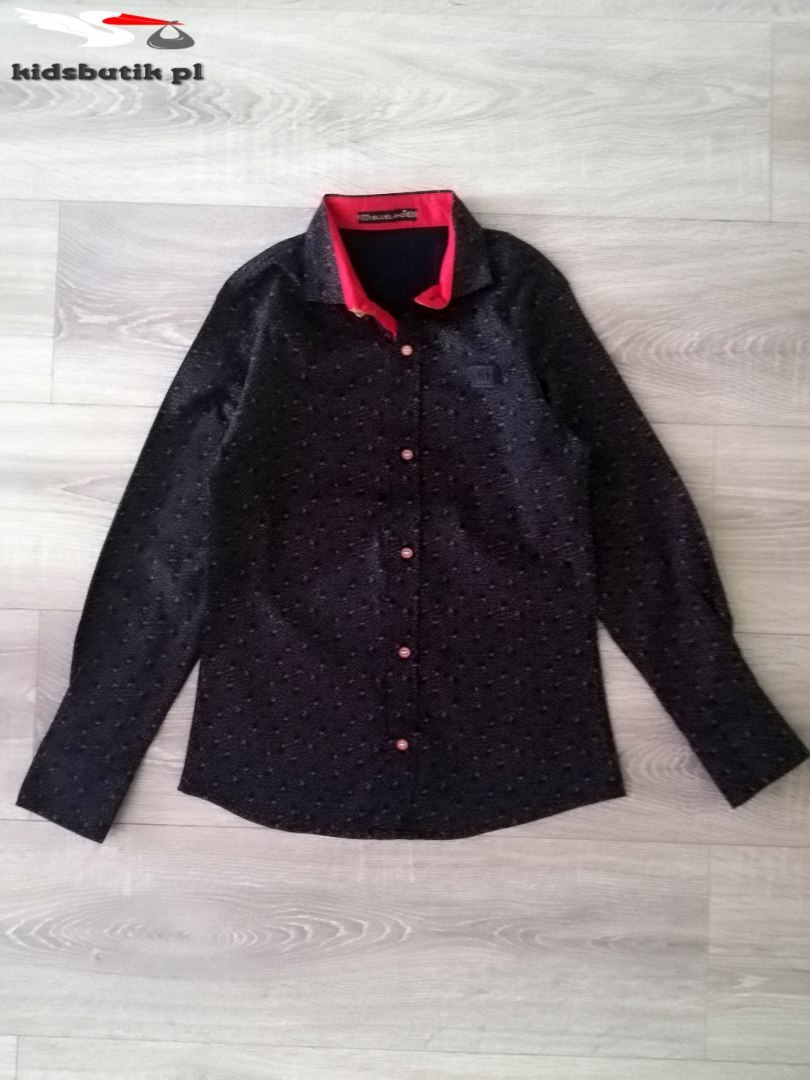 The sleek black shirt in pattern with the tape on the back The sleek black shirt in pattern with the tape on the back