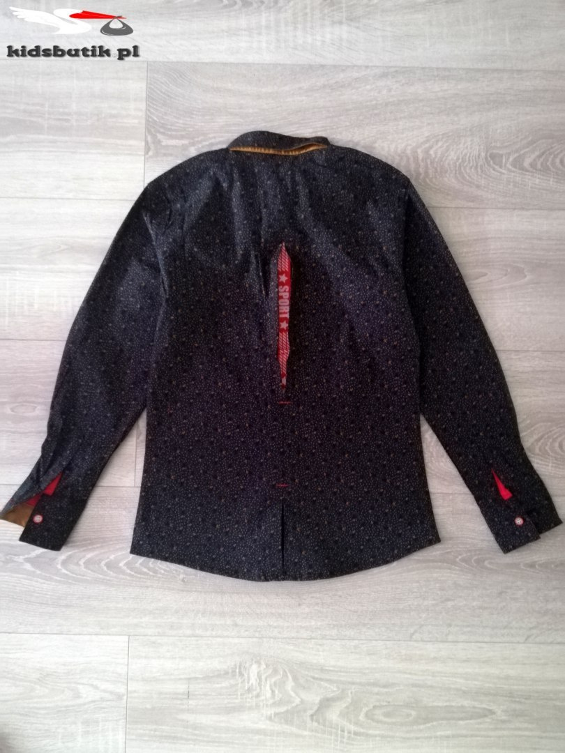 The sleek black shirt in pattern with the tape on the back The sleek black shirt in pattern with the tape on the back