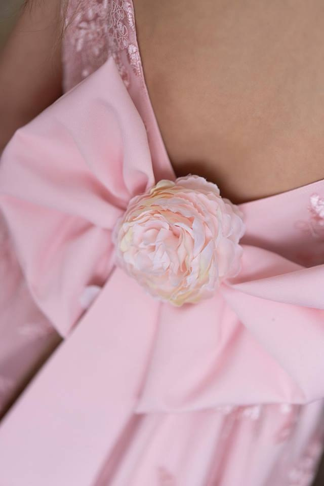 Elegant dress with guipure Elegant dress with guipure