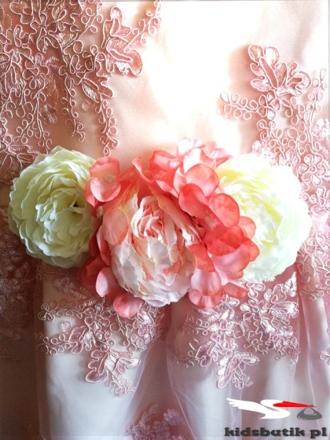 Elegant dress with guipure Elegant dress with guipure