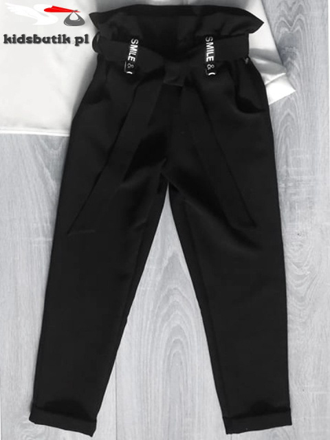 Elegant paperbag pants with a wrinkled waist and decorative ties Elegant paperbag pants with a wrinkled waist and decorative ties