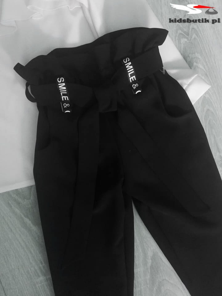 Elegant paperbag pants with a wrinkled waist and decorative ties Elegant paperbag pants with a wrinkled waist and decorative ties