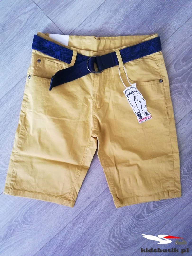 Elegantly sporty honey shorts with belt Elegantly sporty honey shorts with belt
