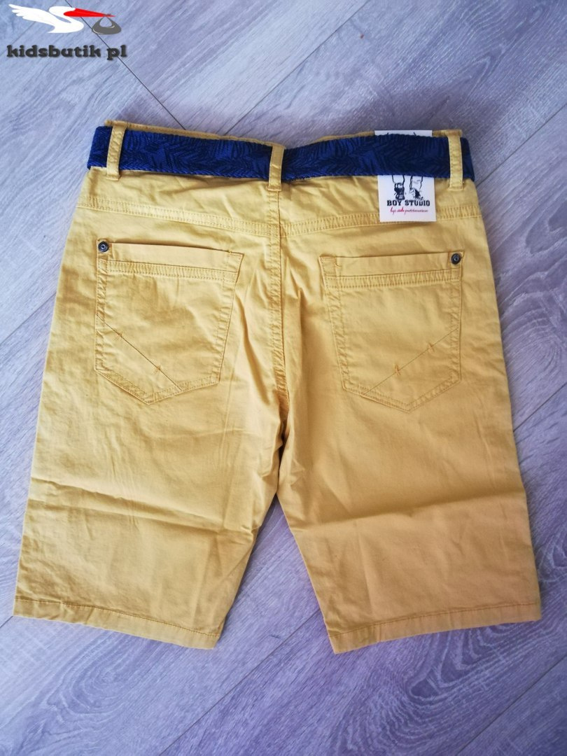 Elegantly sporty honey shorts with belt Elegantly sporty honey shorts with belt