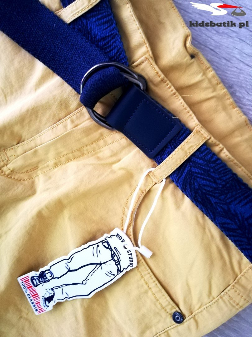 Elegantly sporty honey shorts with belt Elegantly sporty honey shorts with belt