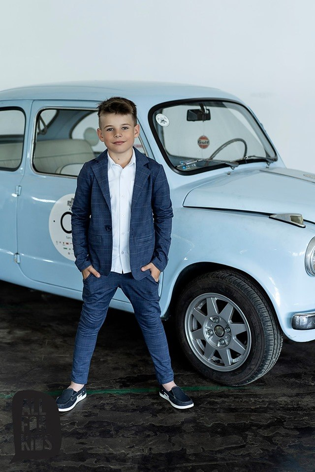 Elegantly sporty navy-blue grille suit. Elegantly sporty navy-blue grille suit.