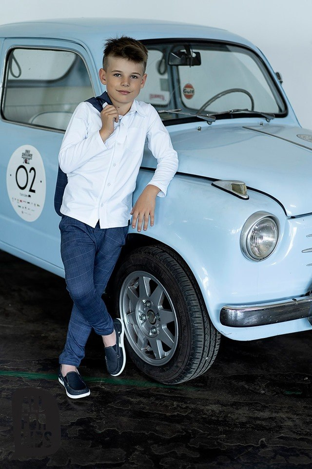 Elegantly sporty navy-blue grille suit. Elegantly sporty navy-blue grille suit.