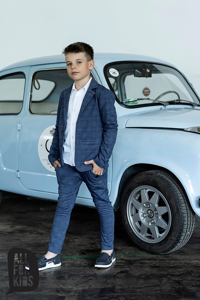 Elegantly sporty navy-blue grille suit. Elegantly sporty navy-blue grille suit.
