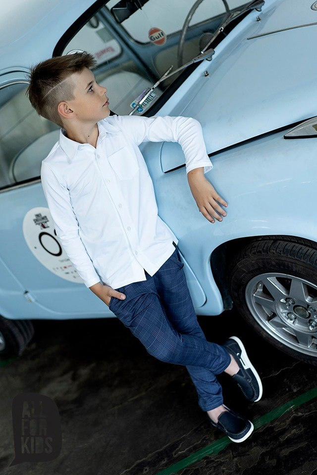 Elegantly sporty navy-blue grille suit. Elegantly sporty navy-blue grille suit.