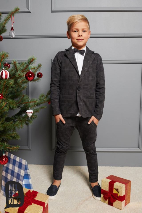 Elegantly sporty dark grey suit with checkening bow tie Elegantly sporty dark grey suit with checkening bow tie