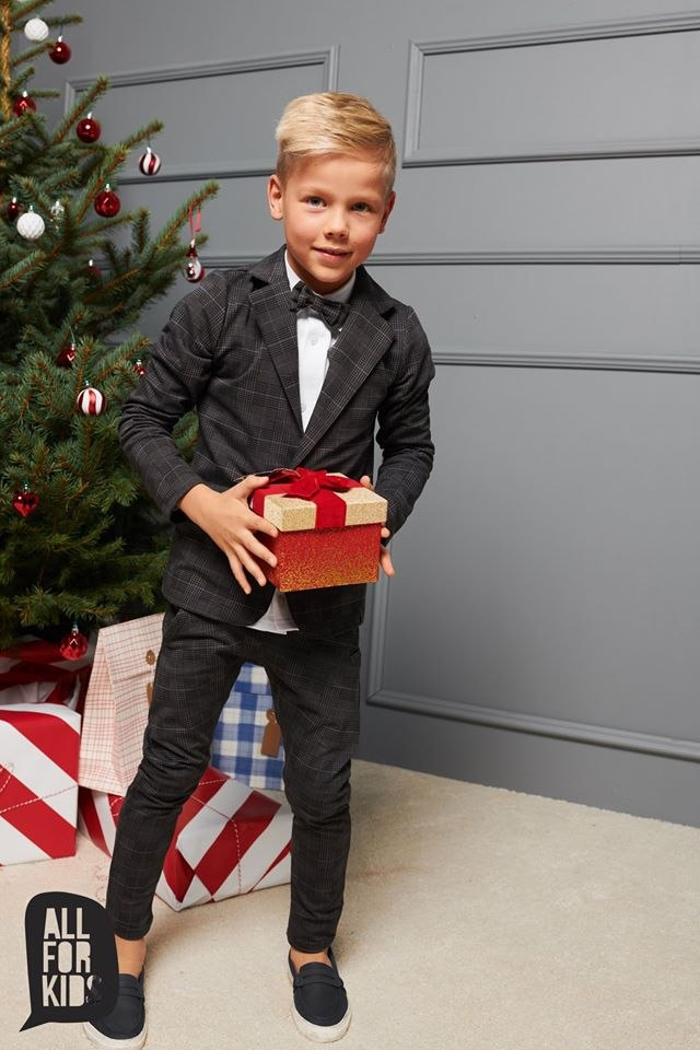 Elegantly sporty dark grey suit with checkening bow tie Elegantly sporty dark grey suit with checkening bow tie