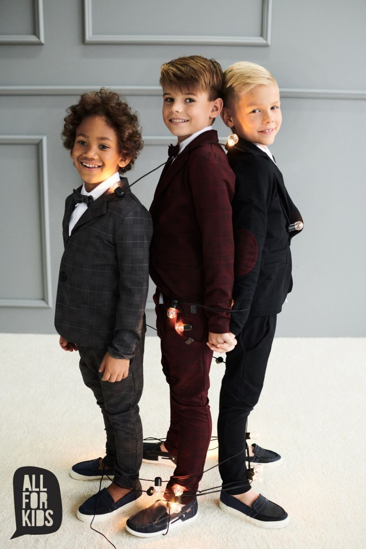 Elegantly sporty dark grey suit with checkening bow tie Elegantly sporty dark grey suit with checkening bow tie