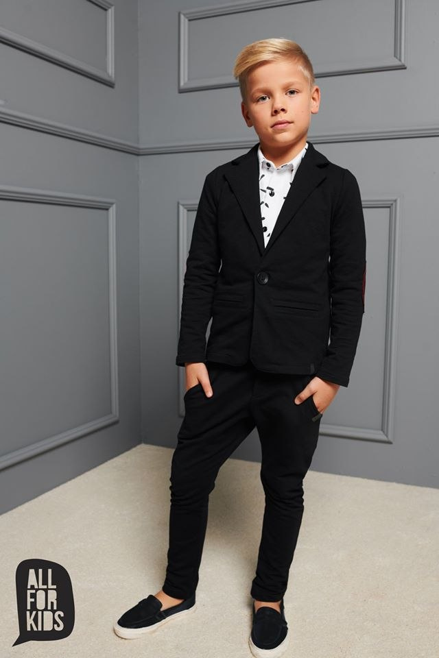 Elegantly sporty dark grey suit with checkening bow tie Elegantly sporty dark grey suit with checkening bow tie