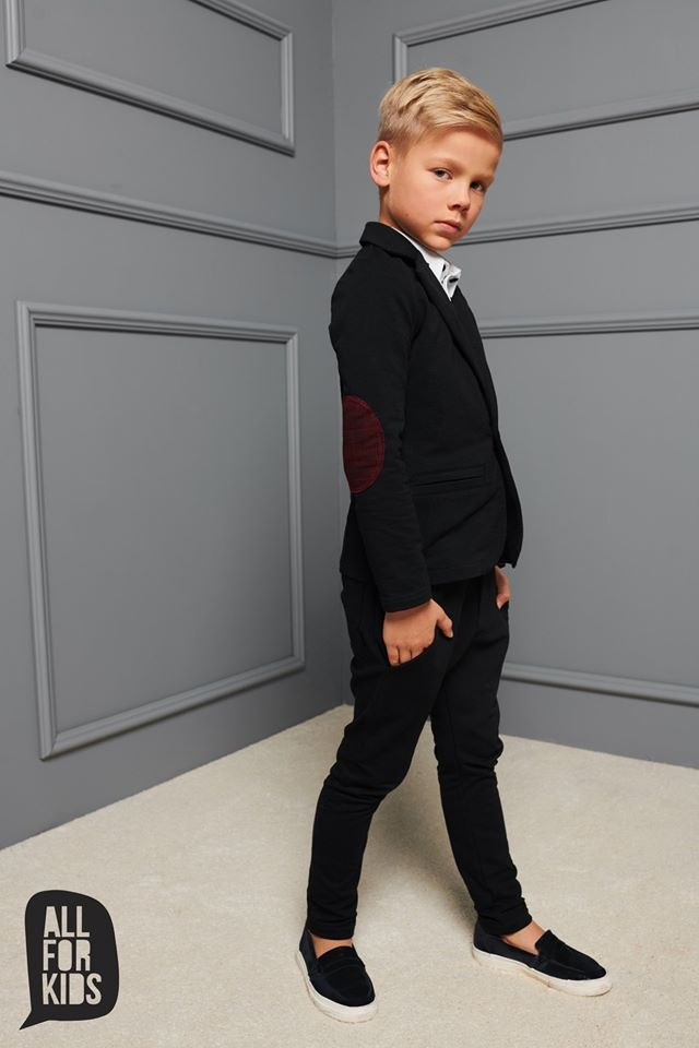 Elegantly sporty dark grey suit with checkening bow tie Elegantly sporty dark grey suit with checkening bow tie
