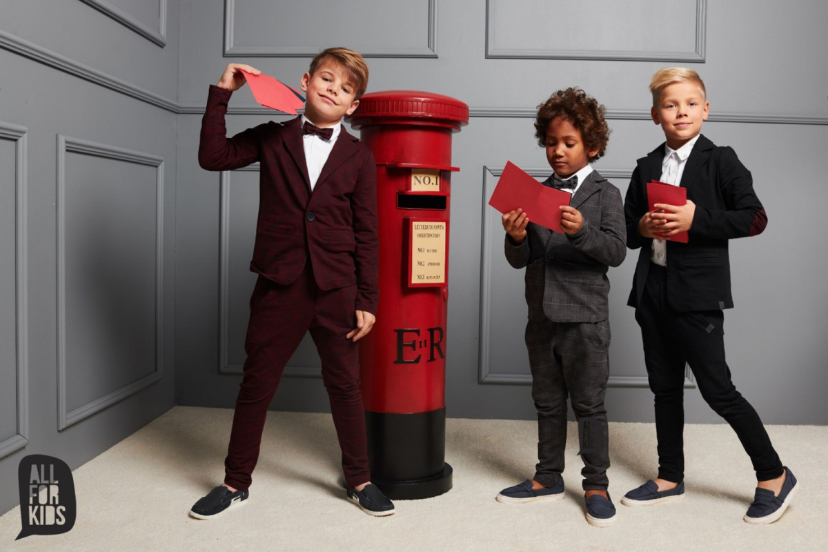 Elegantly sporty dark grey suit with checkening bow tie Elegantly sporty dark grey suit with checkening bow tie