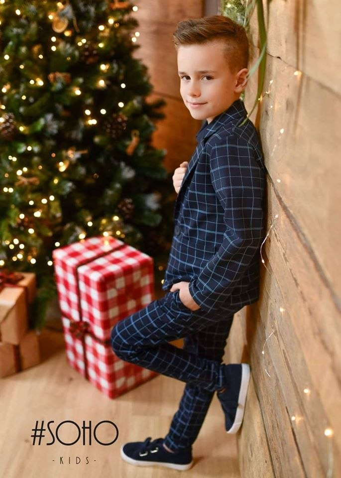 Elegantly sporty navy checked suit with t-shirt complete Elegantly sporty navy checked suit with t-shirt complete