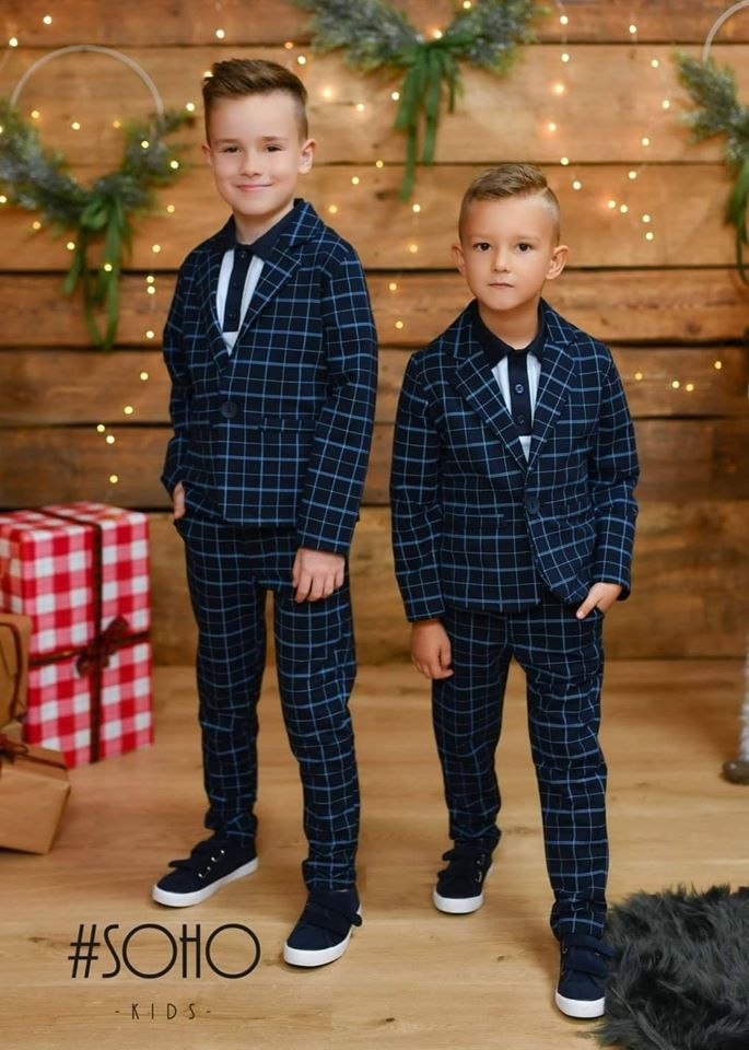 Elegantly sporty navy checked suit with t-shirt complete Elegantly sporty navy checked suit with t-shirt complete