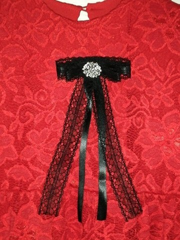 Elegant lace dress with detachable brooch Elegant lace dress with detachable brooch