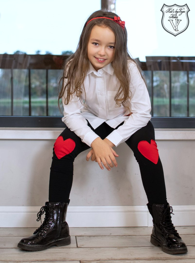 Elegant LOVE shirt with print and sequin heart Elegant LOVE shirt with print and sequin heart