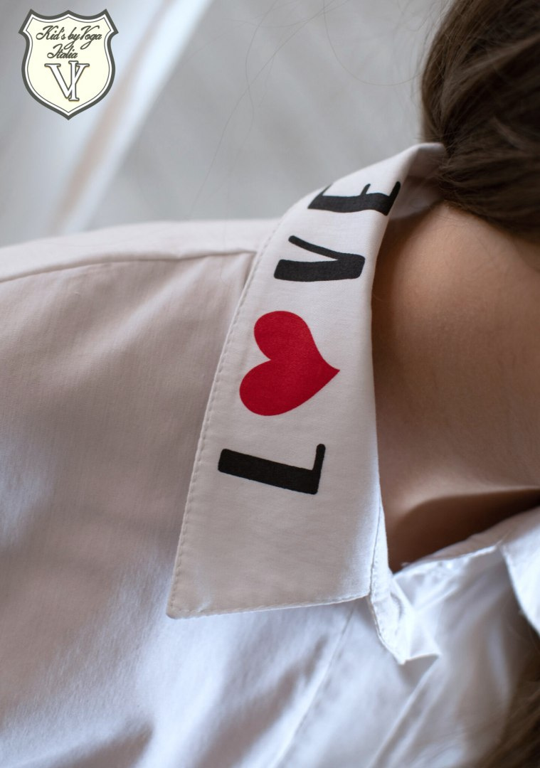 Elegant LOVE shirt with print and sequin heart Elegant LOVE shirt with print and sequin heart